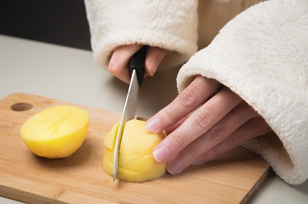Nejprve oloupejte brambory, nakrájejte je na menší kousky a uvařte je v lehce osolené vodě do měkka.
