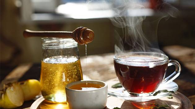 Teplý bylinkový čaj a med, příjemná pomoc při nachlazení
