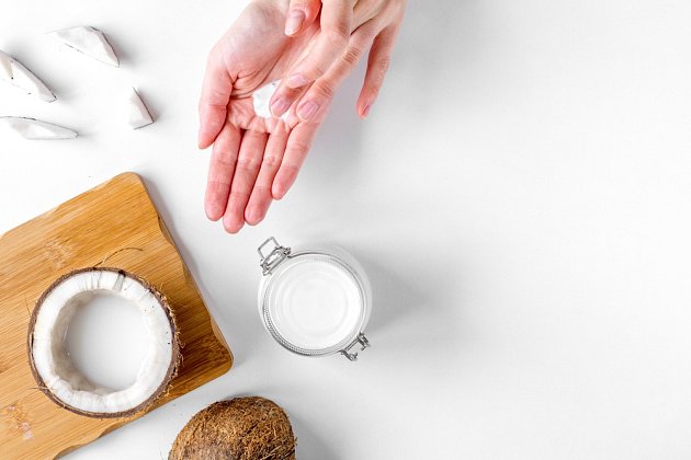 Kokosový olej pomůže pečovat o suché ruce.