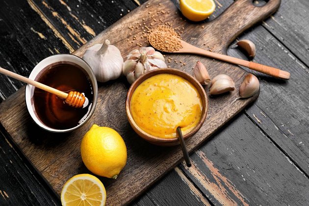 Z medu, citrónu a hořčice vytvoříme vynikající zálivku