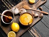Z medu, citrónu a hořčice vytvoříme vynikající zálivku
