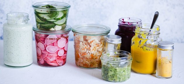 Kvašená zelenina připravená k rozmanitému použití v kuchyni