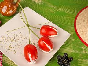 Jaký předkrm na Vánoce? Zkuste jednoduché nadívané rajčatové tulipány.