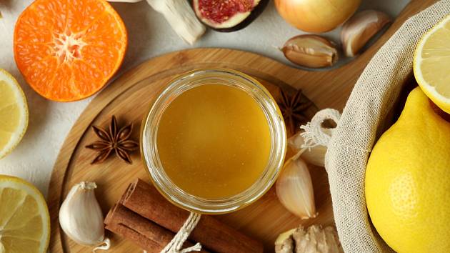 Nejvýznamější přírodní antibiotika najdete i v kuchyni. Patří mezi ně česnek, cibule i med.