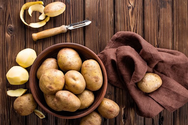 Slupku syrových brambor před vařením loupeme jen u některých receptů.