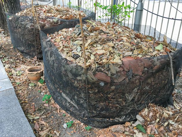 Listí je možné kompostovat zvlášť a vyrobit si listovku, nebo jím vylehčit klasický kompost