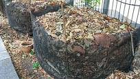 Listí je možné kompostovat zvlášť a vyrobit si listovku, nebo jím vylehčit klasický kompost
