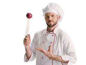 Triky profesionálních kuchařů i babské rady, jak při krájení cibule neslzet.