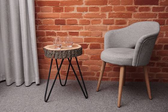 Zajímavý dekorační a zároveň funkční stolek vznikl z jednoho plátu dřeva.