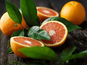 Nejen, že pomerančová kůra dodává pokrmům jedinečnou příchuť a úžasnou vůni, ale také má řadu využití v péči o naše zdraví