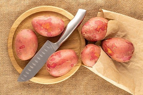 Rozkrojte syrovou bramboru na dvě poloviny a vnitřní částí postupně potírejte všechna rezavá místa.