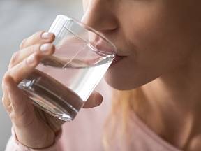 Pití čisté vody má řadu zdravotních benefitů.