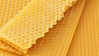 Na výrobu voskovaných ubrousků můžeme využít i mezistěny z včelího vosku.