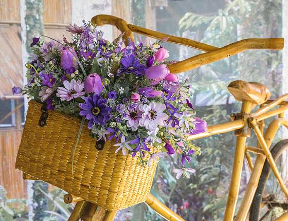 Květiny v košíku jsou nádherná dekorace i skvělý dárek.