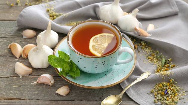 Nasaďte česnek na letní virózy a popíjejte pravidelně čaj.