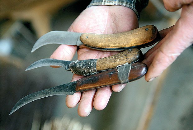 Ostré nože, základní nástroj metláře