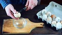 K naťuknutí vaječné skořápky skvěle poslouží tupá hrana nože.