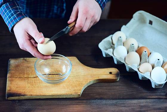 K naťuknutí vaječné skořápky skvěle poslouží tupá hrana nože.