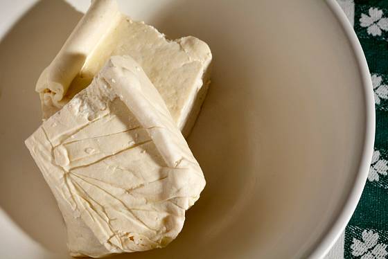 Zatížením získáte tofu hutnější konzistence