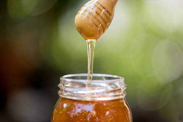 Med patří i do zahrady.
