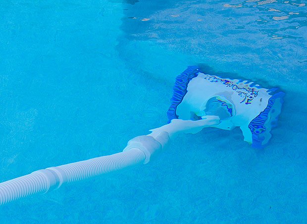 Vysrážené nečistoty (vločky) lze ze dna bazénu vysát bázénovým vysavačem