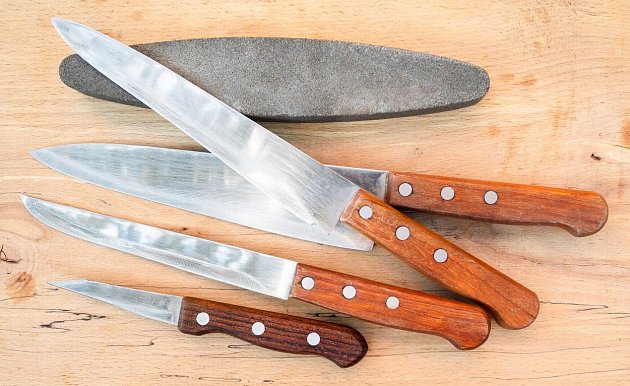 Nože zvládnete nabrousit i pomocí klasického brusného kamene.