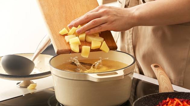 Urychlete vaření brambor pomocí rychlovarné konvice.
