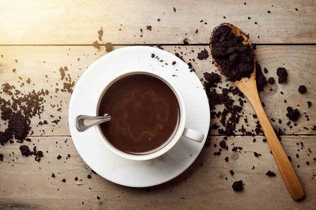 Použijte kávovou sedlinu k úklidu. Je to jednoduché a nic to nestojí.