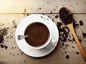 Použijte kávovou sedlinu k úklidu. Je to jednoduché a nic to nestojí.