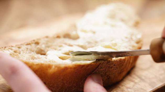 Jak rychle a snadno rozetřít ztuhlé máslo z lednice na chleba?