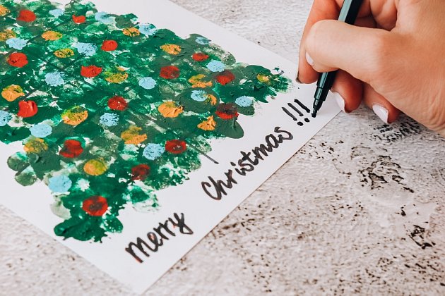 Prstíkové barvy potěší ty nejmenší. Společně pak vytvoříte originální vánoční přání.