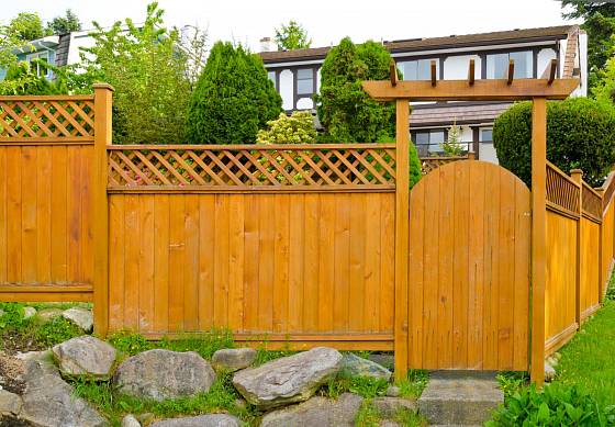 Dřevěný plot a vstupní branka.