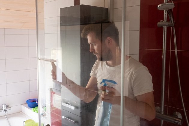 . Velkou službu vám prokáže obyčejná stěrka na okna, kterou po každém použití sprchy setřete kapky vody na dveřích i stěnách sprchového kouta.