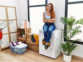 Pokud budete prát prádlo ve vodě o teplotě 40 °C nebo 60 °C místo vysokých 90 °C, sníží se vaše spotřeba energie o desítky procent.