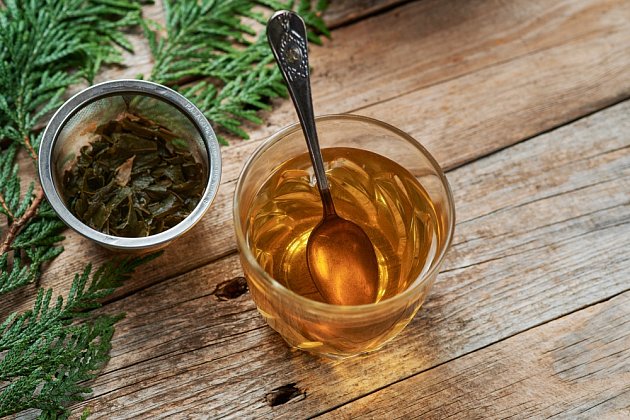 Zelený čaj chrání pleť proti stárnutí.