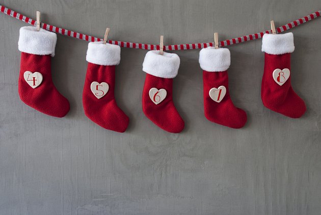 Krásné červeno-bílé vánoční ponožky skrývají malé dobroty. 
