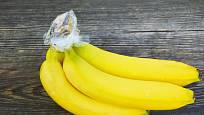 Stopky banánů obalíme alobalem nebo potravinovou fólií.