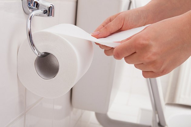 Toaletní papír - jak ho zavěsíte, rozhodne o množství bakterií.