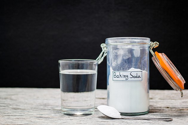 Smíchejte 1 polévkovou lžíci jedlé sody v šálku vody a pomocí rozprašovače jej aplikujte po celém bytě či nejbližším okolí.