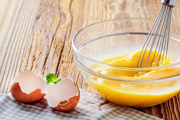 Jakmile bude většina knedlíků osmažená, přilijte k nim rozšlehaná vejce.
