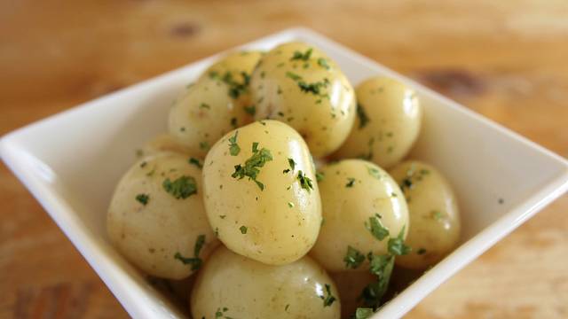 Nové brambory se ke skladování nehodí, ale jsou vynikající a zdravé, když je připravíte třeba na loupačku.