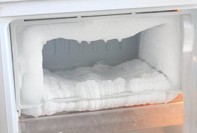 Zvlášť starší typy lednic a mrazáků mají problém s odpařováním a tvorbou námrazy