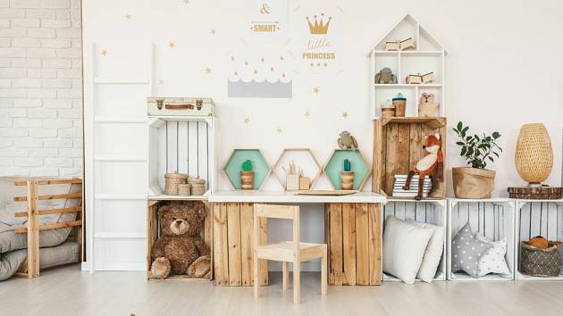 Dřevěné bedýnky se hodí nejen jako doplněk interiéru, ale i jako náhrada nábytku, například do dětského pokoje.
