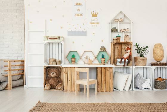 Dřevěné bedýnky se hodí nejen jako doplněk interiéru, ale i jako náhrada nábytku, například do dětského pokoje.
