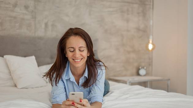 Proč by zejména ženy po 50 neměly koukat před spaním do mobilního telefonu?