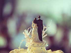 Nevěsta a ženich zdobí vrchol dortu poprvé ve třicátých letech