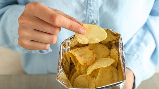 Chipsy si raději povolte jen při výjimečných příležitostech. Zachráníte si tak svou postavu i zdraví.