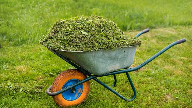 Hnojivo z posekané trávy snadno vyrobíte za pár dní.