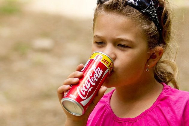 Coca-Cola rozhodně není vhodná pro děti, a dokonce i dospělí by ji měli konzumovat velmi omezeně