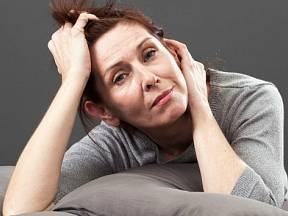 Nepříjemné příznaky menopauzy trápí stále více žen.